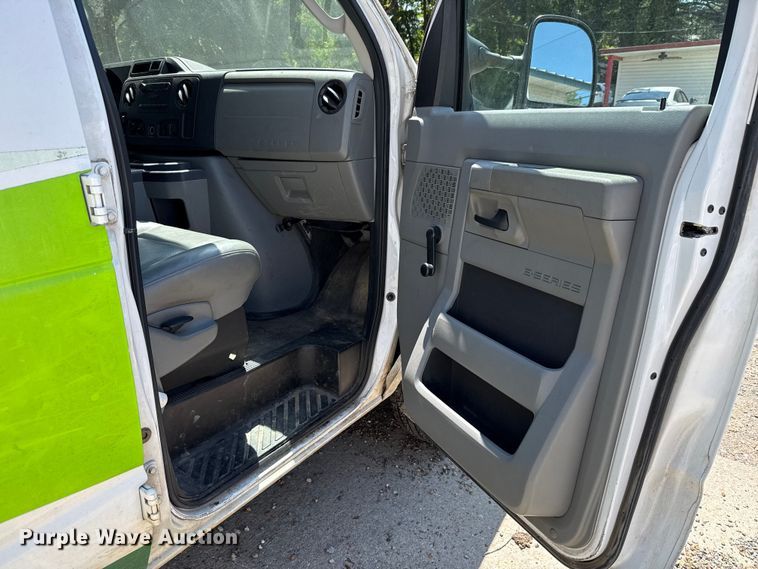 image for item DX5764 2009 Ford E150 van