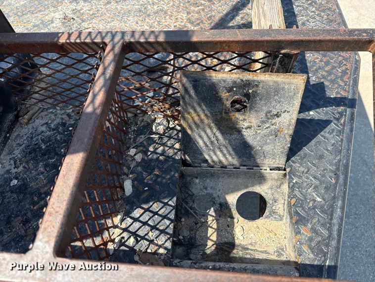 image for item DX5790 2014 Ford F250 Super Duty Crew Cab flatbed pickup truck