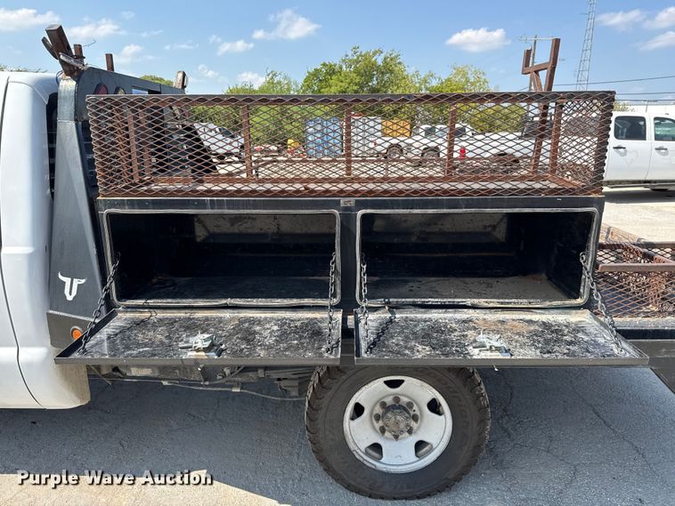 image for item DX5790 2014 Ford F250 Super Duty Crew Cab flatbed pickup truck