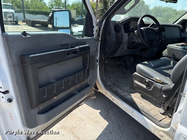 image for item DX5790 2014 Ford F250 Super Duty Crew Cab flatbed pickup truck