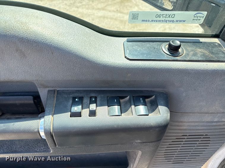 image for item DX5790 2014 Ford F250 Super Duty Crew Cab flatbed pickup truck