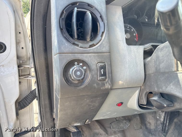 image for item DX5790 2014 Ford F250 Super Duty Crew Cab flatbed pickup truck