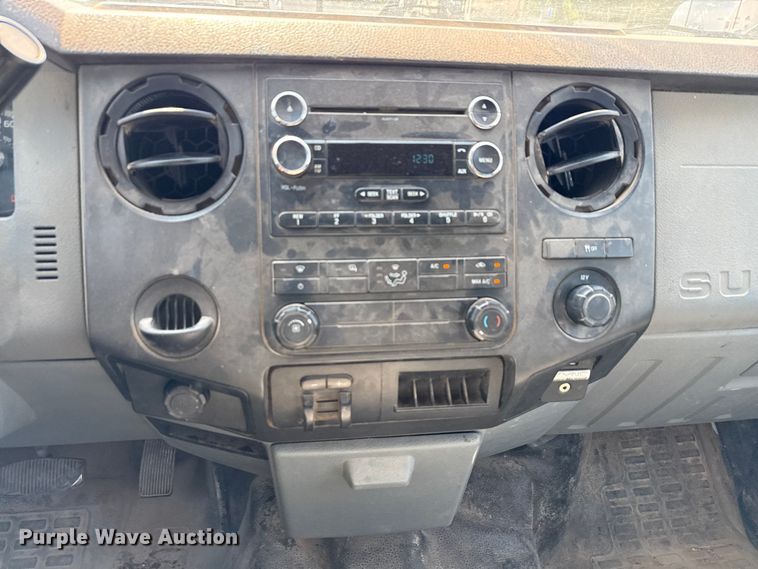 image for item DX5790 2014 Ford F250 Super Duty Crew Cab flatbed pickup truck