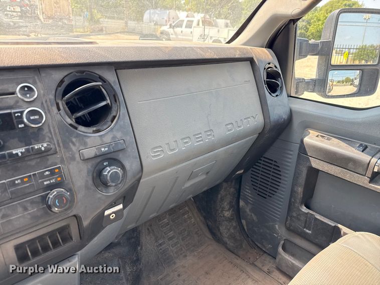 image for item DX5790 2014 Ford F250 Super Duty Crew Cab flatbed pickup truck