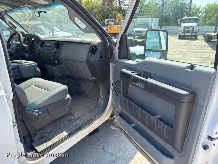 image for item DX5790 2014 Ford F250 Super Duty Crew Cab flatbed pickup truck