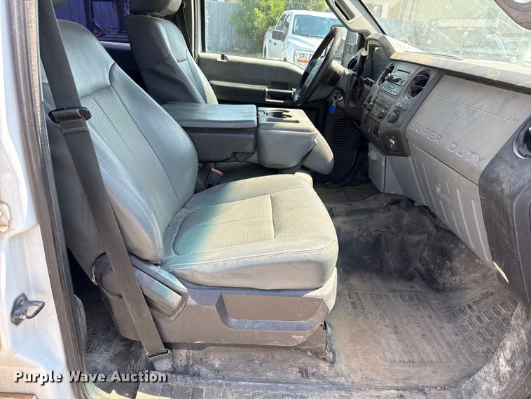 image for item DX5790 2014 Ford F250 Super Duty Crew Cab flatbed pickup truck