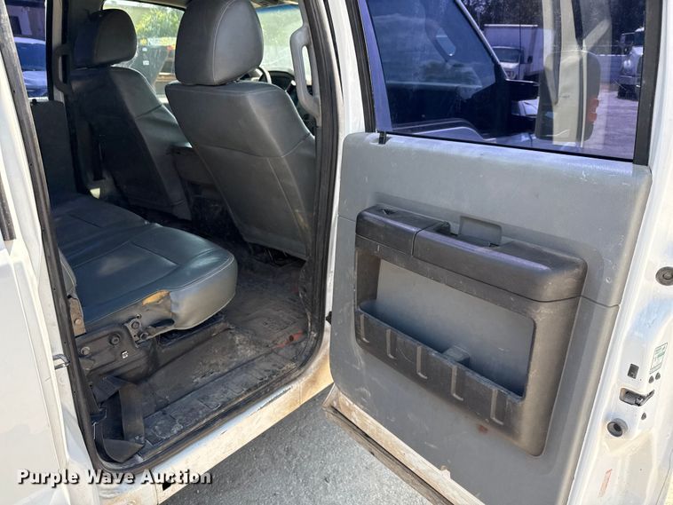 image for item DX5790 2014 Ford F250 Super Duty Crew Cab flatbed pickup truck