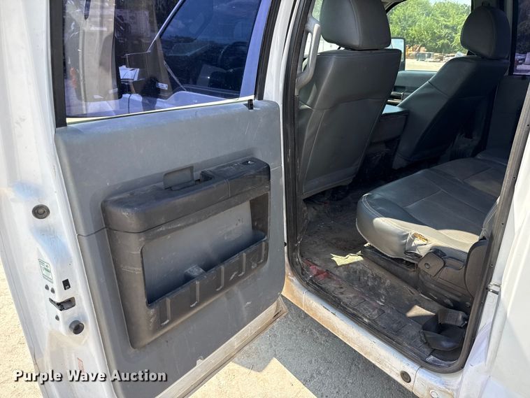 image for item DX5790 2014 Ford F250 Super Duty Crew Cab flatbed pickup truck