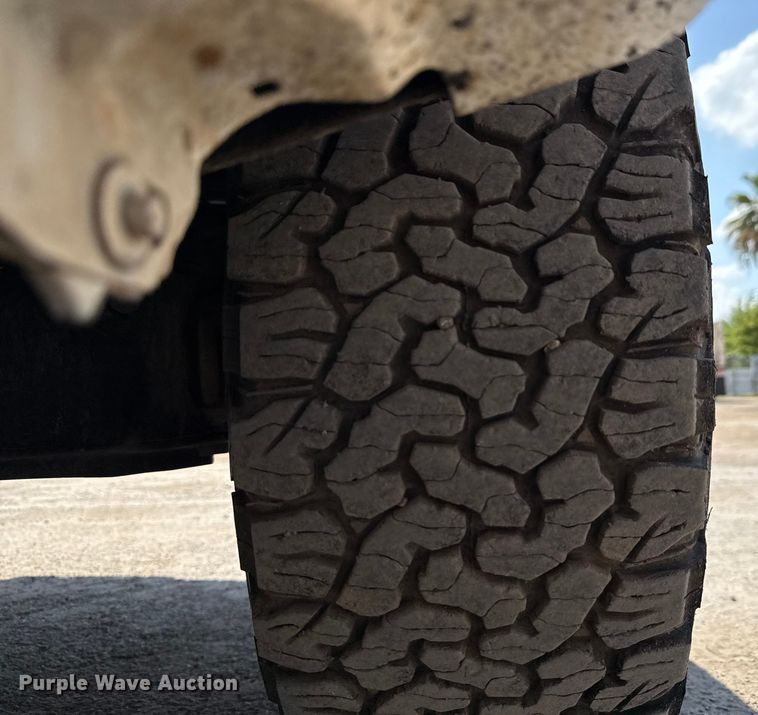 image for item DX5790 2014 Ford F250 Super Duty Crew Cab flatbed pickup truck