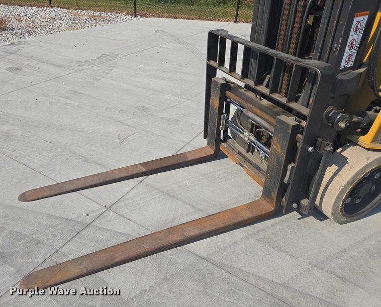 image for item DY1174 Caterpillar EC30LN2 forklift