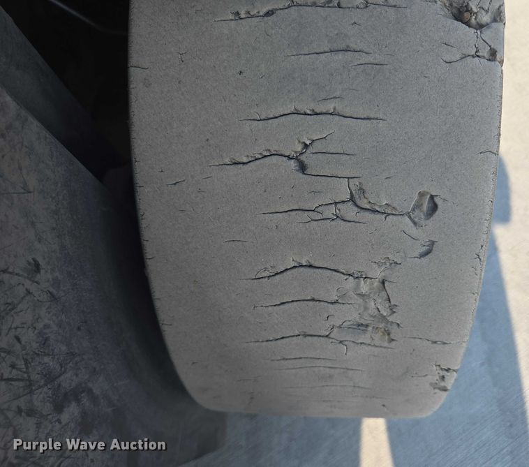 image for item DY1174 Caterpillar EC30LN2 forklift