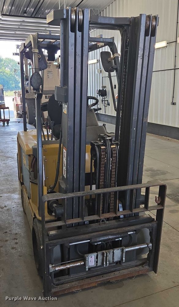 image for item DY1175 Caterpillar EC30LN2 forklift