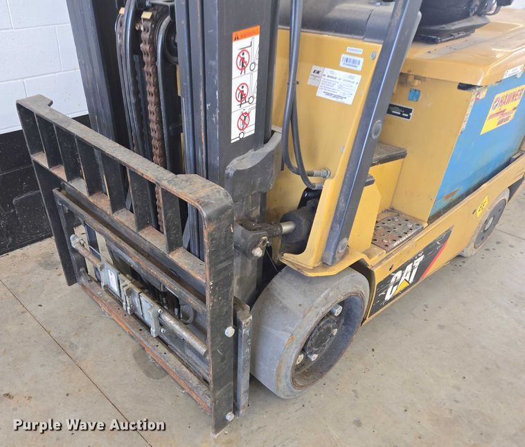 image for item DY1175 Caterpillar EC30LN2 forklift