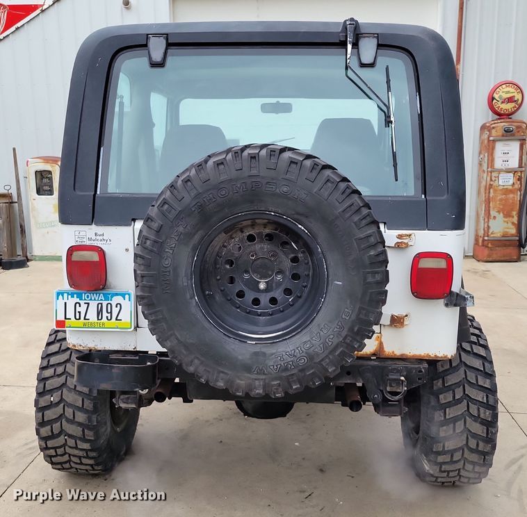 image for item DZ6485 1990 Jeep Wrangler SUV