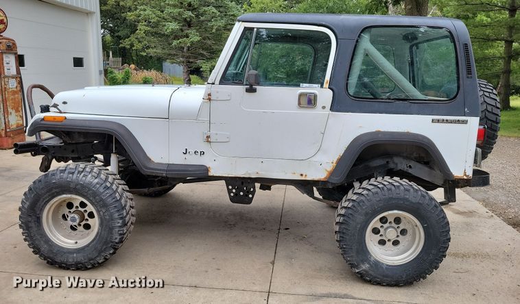 image for item DZ6485 1990 Jeep Wrangler SUV