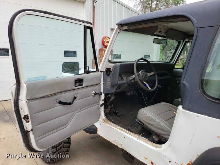 image for item DZ6485 1990 Jeep Wrangler SUV