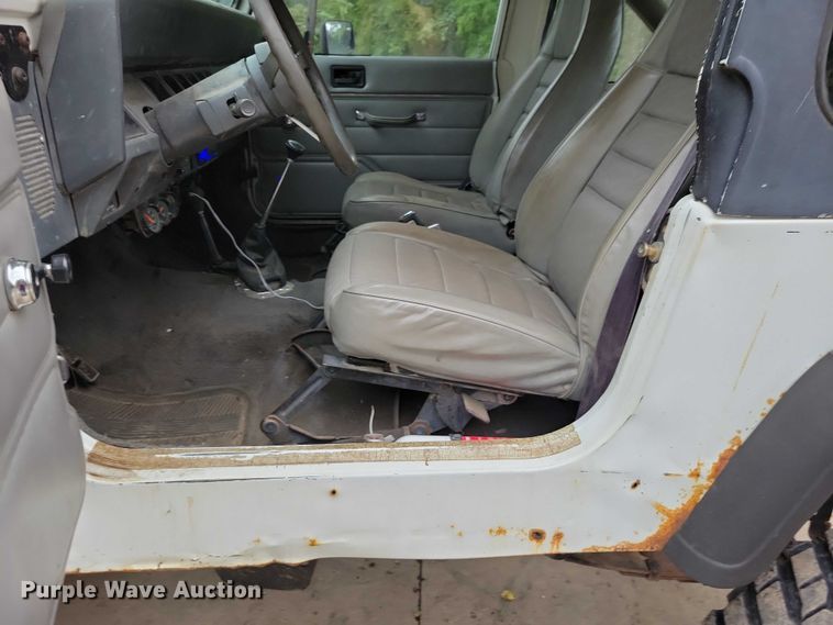 image for item DZ6485 1990 Jeep Wrangler SUV