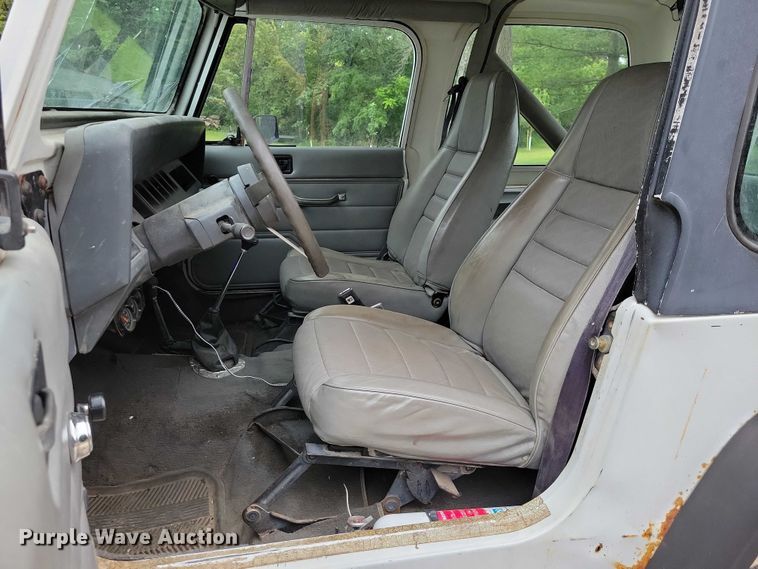 image for item DZ6485 1990 Jeep Wrangler SUV