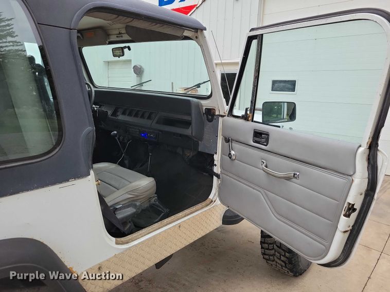 image for item DZ6485 1990 Jeep Wrangler SUV