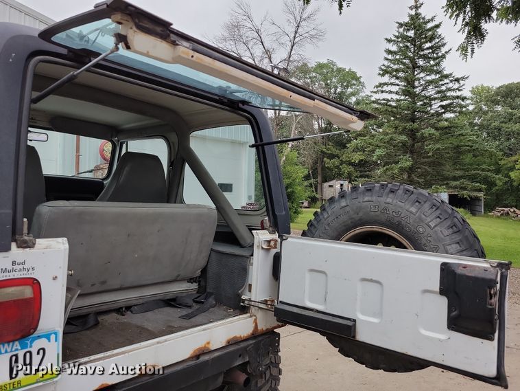 image for item DZ6485 1990 Jeep Wrangler SUV