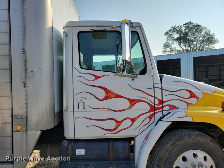 image for item DZ6489 2000 Freightliner  FL70 box truck