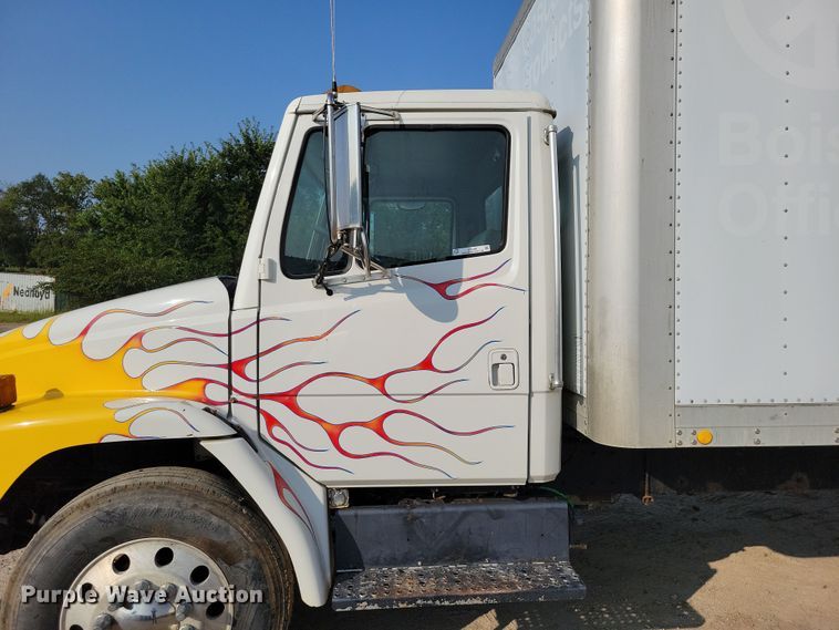 image for item DZ6489 2000 Freightliner  FL70 box truck