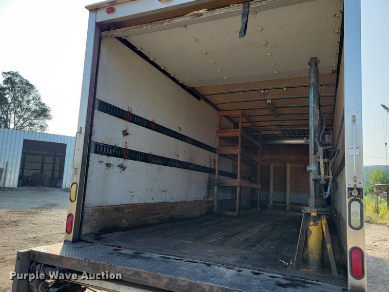 image for item DZ6489 2000 Freightliner  FL70 box truck