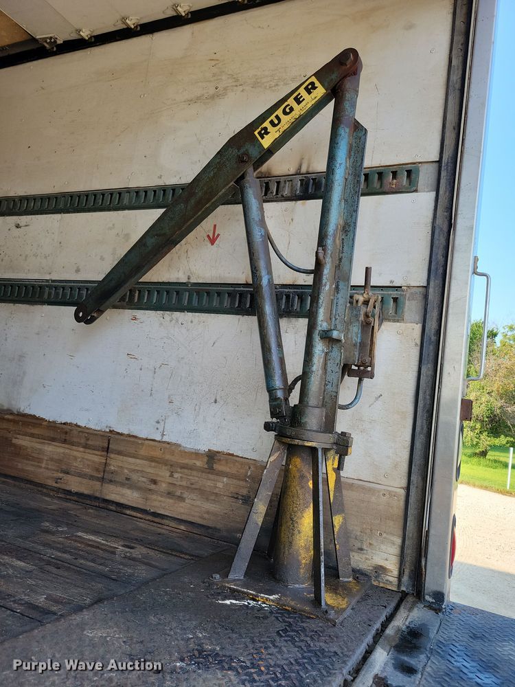 image for item DZ6489 2000 Freightliner  FL70 box truck