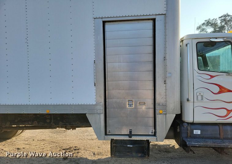 image for item DZ6489 2000 Freightliner  FL70 box truck