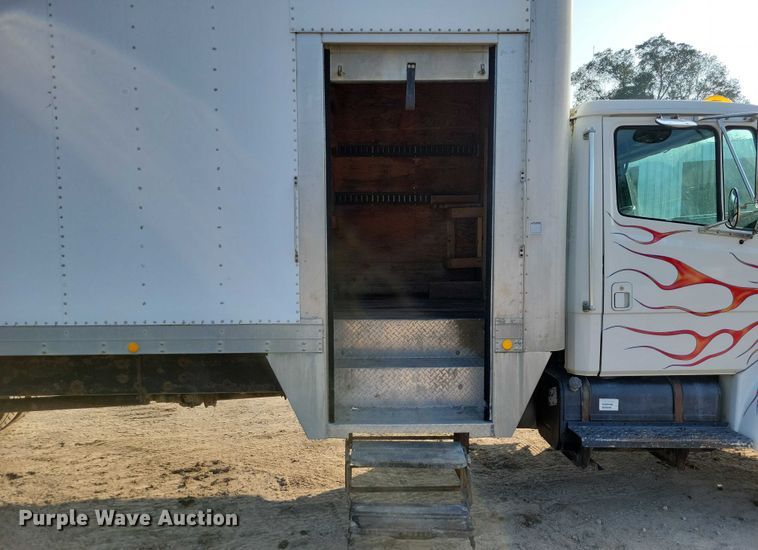 image for item DZ6489 2000 Freightliner  FL70 box truck