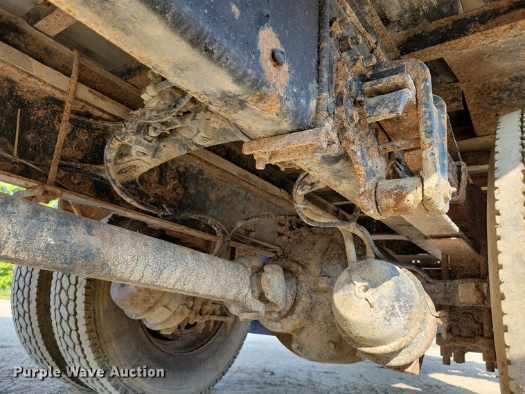 image for item DZ6489 2000 Freightliner  FL70 box truck