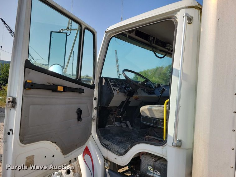 image for item DZ6489 2000 Freightliner  FL70 box truck