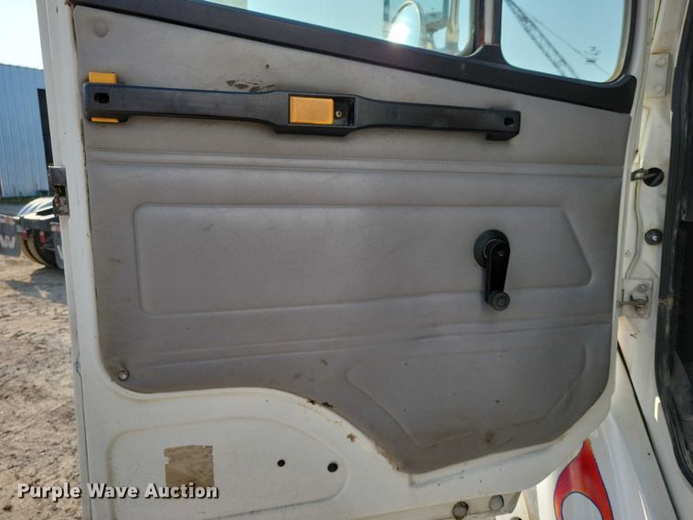 image for item DZ6489 2000 Freightliner  FL70 box truck