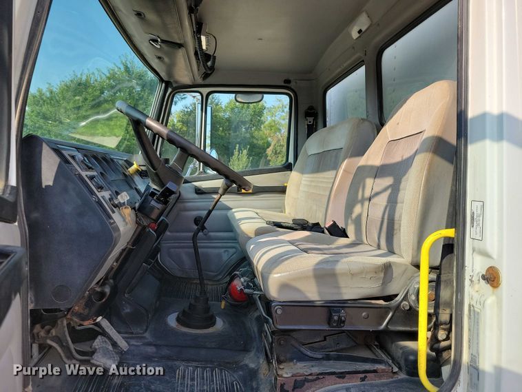 image for item DZ6489 2000 Freightliner  FL70 box truck