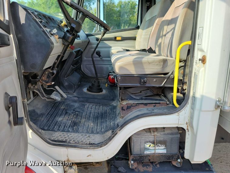 image for item DZ6489 2000 Freightliner  FL70 box truck