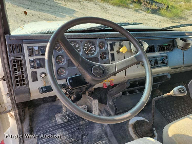 image for item DZ6489 2000 Freightliner  FL70 box truck