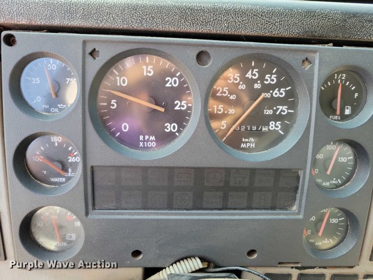 image for item DZ6489 2000 Freightliner  FL70 box truck