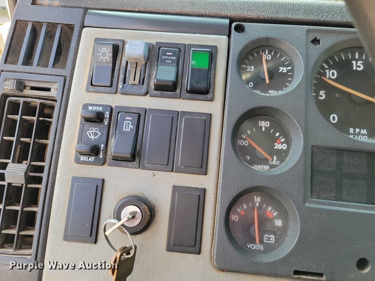 image for item DZ6489 2000 Freightliner  FL70 box truck