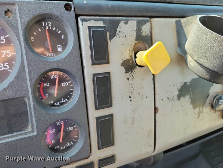 image for item DZ6489 2000 Freightliner  FL70 box truck