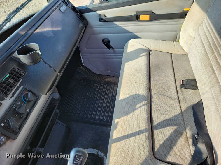 image for item DZ6489 2000 Freightliner  FL70 box truck