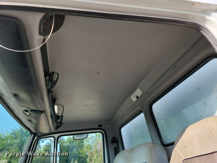 image for item DZ6489 2000 Freightliner  FL70 box truck