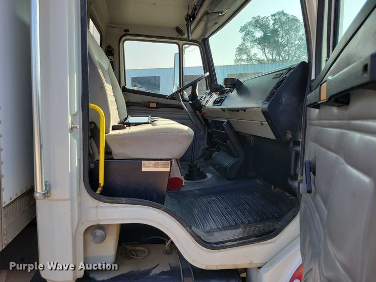 image for item DZ6489 2000 Freightliner  FL70 box truck