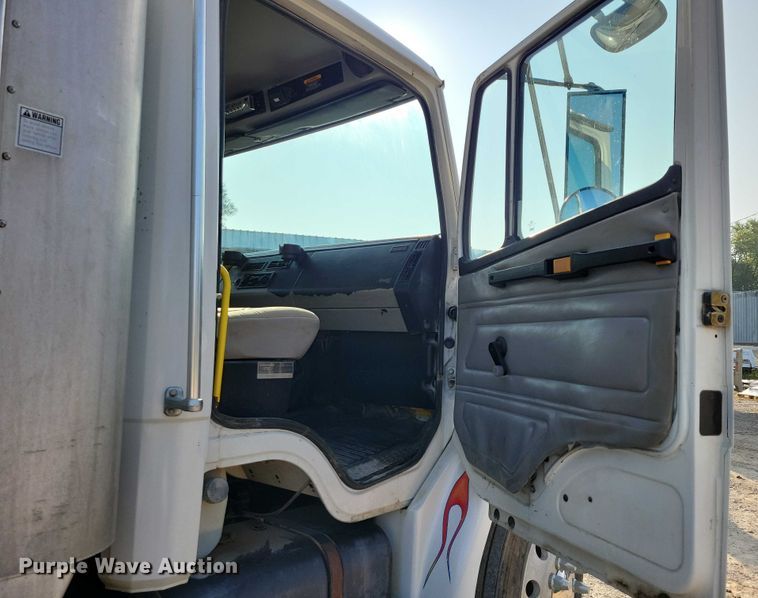 image for item DZ6489 2000 Freightliner  FL70 box truck