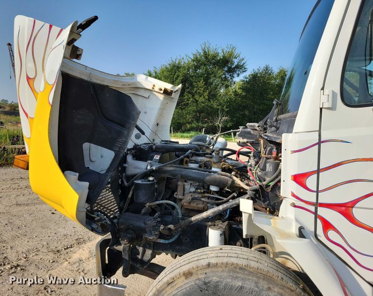 image for item DZ6489 2000 Freightliner  FL70 box truck