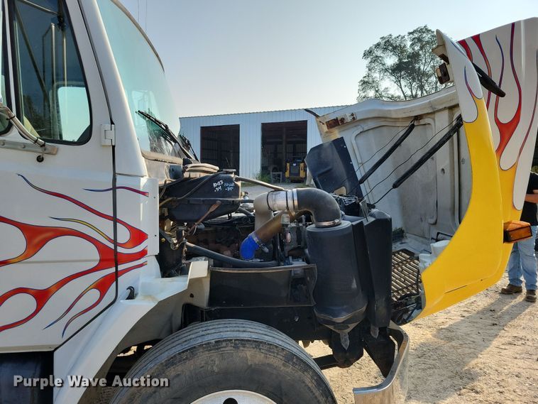 image for item DZ6489 2000 Freightliner  FL70 box truck