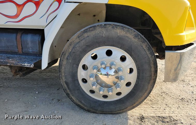 image for item DZ6489 2000 Freightliner  FL70 box truck