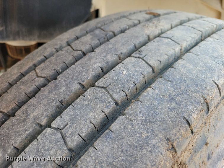 image for item DZ6489 2000 Freightliner  FL70 box truck