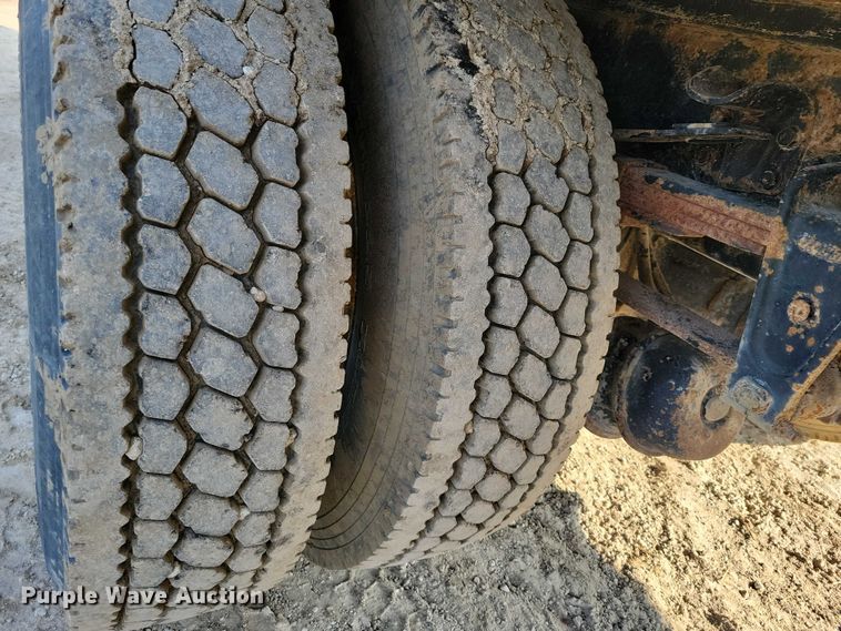 image for item DZ6489 2000 Freightliner  FL70 box truck