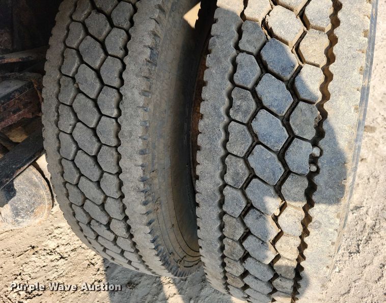 image for item DZ6489 2000 Freightliner  FL70 box truck