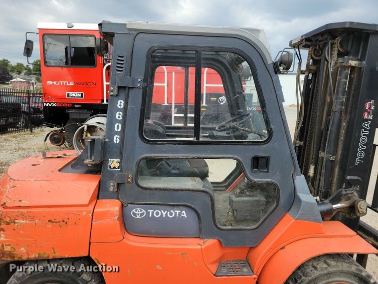 image for item DZ6503 2001 Toyota 7FGU35 forklift
